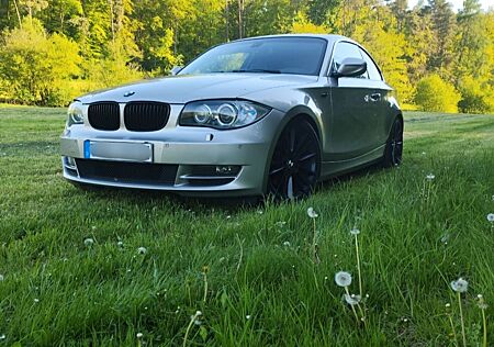 BMW 125i mit AHK Digitaltacho Soundanlage KwFahrwerk