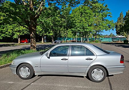 Mercedes-Benz C 180 CLASSIC mit NEUEM TÜV bis 05/2027