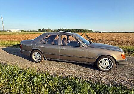 Mercedes-Benz E 230