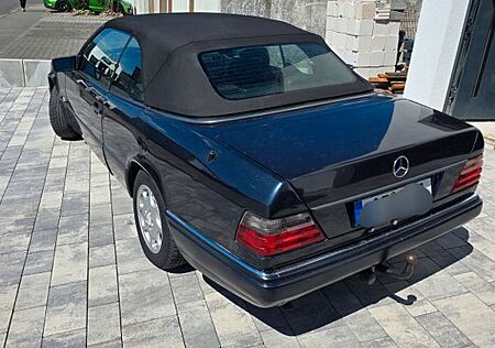 Mercedes-Benz 220 E
