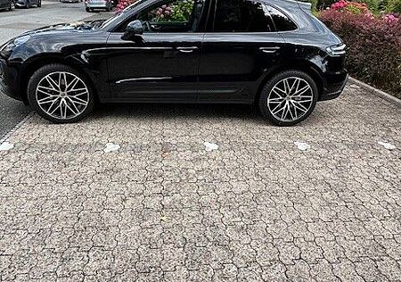 Porsche Macan - -