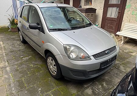 Ford Fiesta 1.3 51 kW Silber