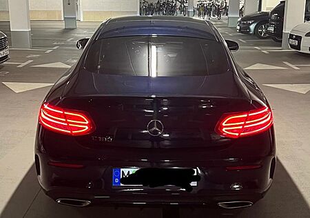 Mercedes-Benz C 180 - AMG Line, Scheckheft gepflegt