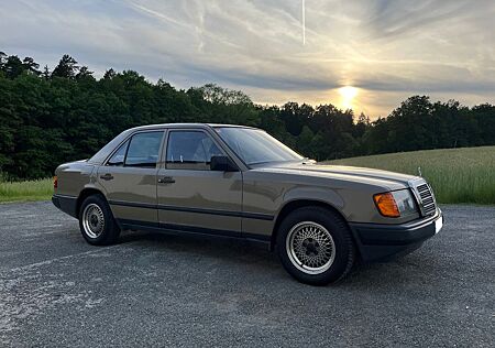 Mercedes-Benz 230 230E W124 pueblobeige 651 5-Gang H-Zulassung
