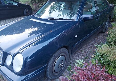 Mercedes-Benz E 200 CLASSIC Classic