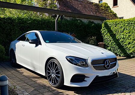 Mercedes-Benz E 300 Coupé/AMG Line/Pano/Ambiente/8-fach bereif