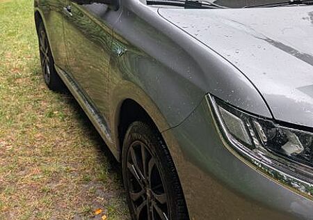 Mitsubishi Outlander 2.4 MIVEC PLUG-IN HYBRID 4WD Plus ...