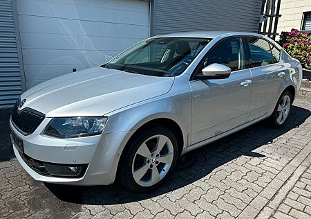 Skoda Octavia Lim. Elegance 1.6 TDI/ DSG/ Navi / Xenon