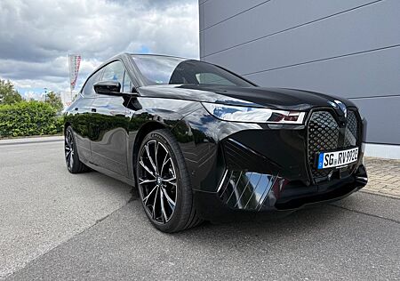 BMW iX M60 -23 Zoll BowersWilkins/Hinterachslenkung