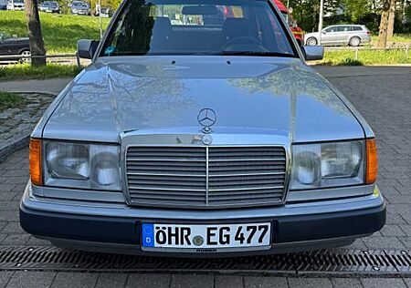 Mercedes-Benz 200 W124 Oldtimer
