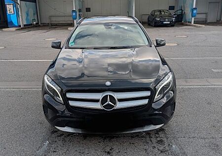 Mercedes-Benz GLA 200 -