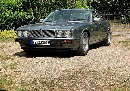 Jaguar XJ40