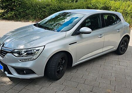 Renault Megane ENERGY TCe 100 sehr wenig gefahren.
