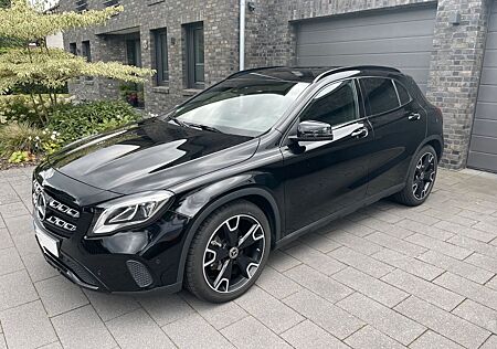 Mercedes-Benz GLA 200 DCT -Night Business Urban LED Keyless