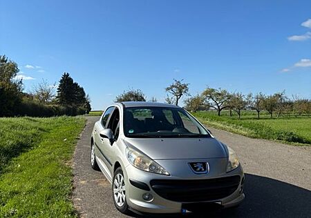 Peugeot 207 *TÜV NEU* 8-fach bereift