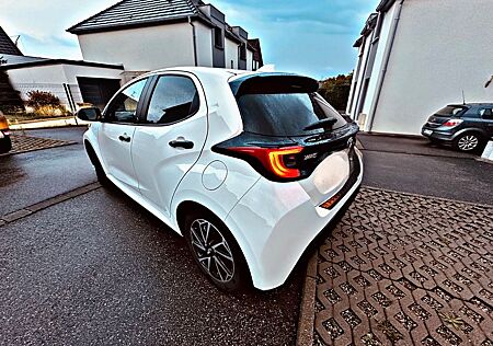Toyota Yaris 1.5-l-VVT-i CVT Team Deutschland Team ...