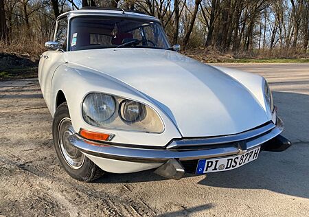 Citroën DS Super mit Benzin und Gasanlage