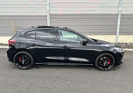 Ford Focus ST X - Autom. - Pano-Dach - B&O - AHK - 8 Räder