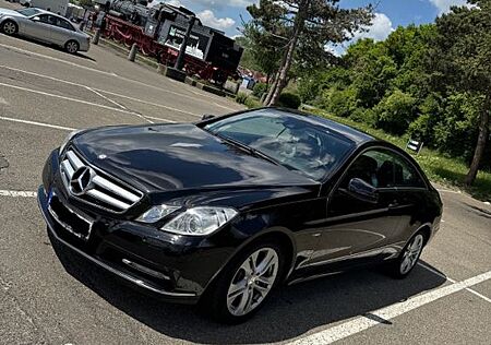 Mercedes-Benz E 220 Coupé CDI BlueEFFICIENCY ELEGANC...