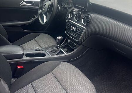 Mercedes-Benz GLA 200 -