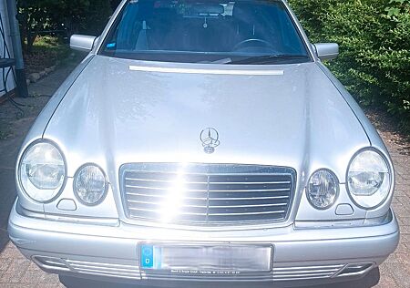 Mercedes-Benz E 240 AVANTGARDE Avantgarde