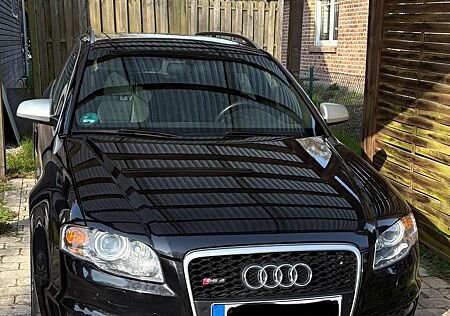 Audi RS4 4.2 quattro Avant -