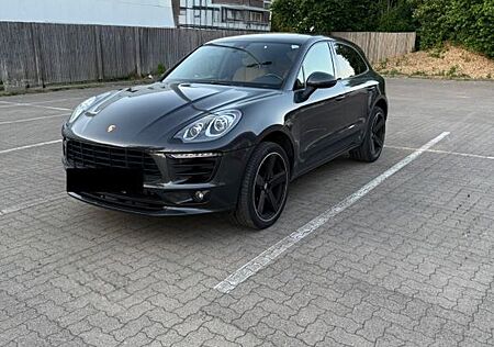 Porsche Macan - -