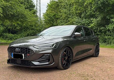 Ford Focus 2,3 EcoBoost ST X Magnetic Grau
