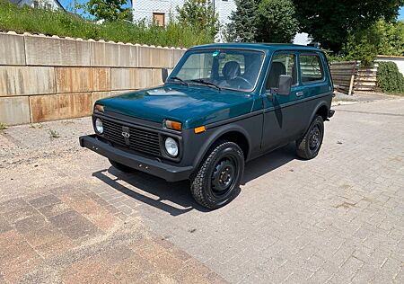 Lada Niva 1.7i ONLY 4X4 TÜV 4/27 AHK BJ2009 Servo