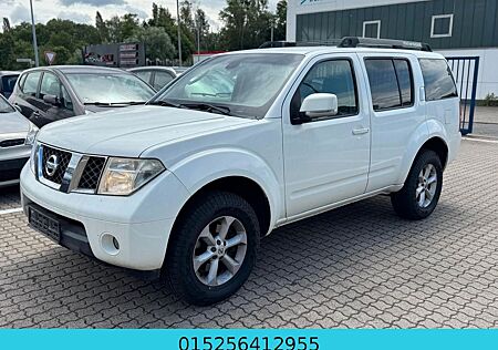 Nissan Pathfinder 2.5 dCi SE - Automatik - 7 Sitzer