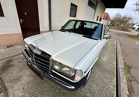 Mercedes-Benz 200 W123
