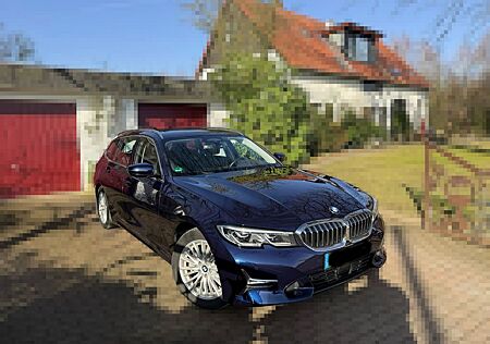 BMW 330e Touring Luxury DrivAssPro ParkAss Pano