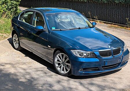 BMW 325i Liebhaberfahrzeug in Traumkombination