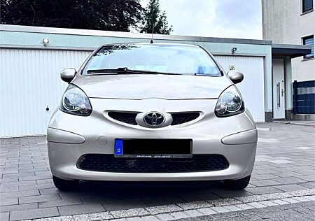 Toyota Aygo (X) AYGO/ KLIMA/ALUFELGEN/105000TKM/ALCENTARA