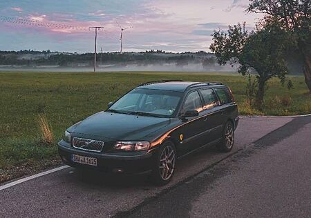 Volvo V70 2.4 D5 - TÜV 10/27 - AHK