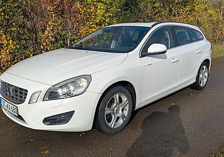Volvo V60 D3 -5 Zyl. Bi-Xenon adapt. Kurvenlicht SzH