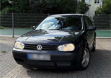 VW Golf Volkswagen 1.6 / Automatik