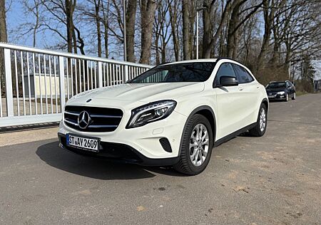 Mercedes-Benz GLA 200 CDI 4MATIC+AHK+Navi+Xenon+Shz+TÜV 01/28