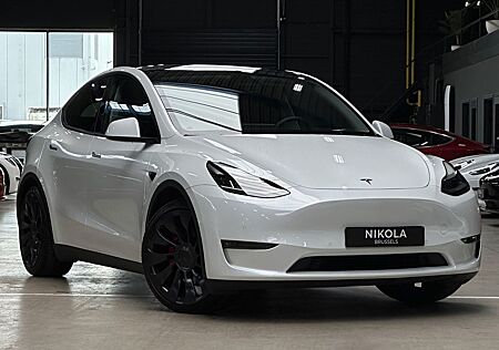 Tesla Model Y PERFORMANCE - RED BRAKES - AUTOPILOT