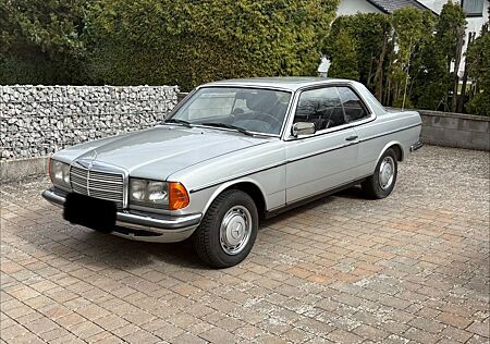 Mercedes-Benz 230