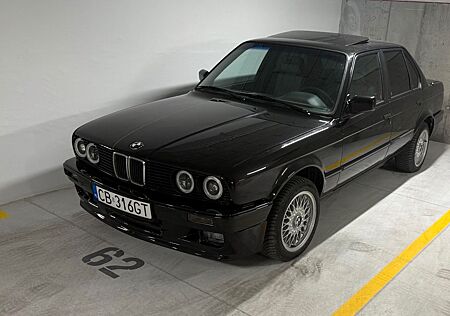 BMW 316 E30 nacht der Renovierung