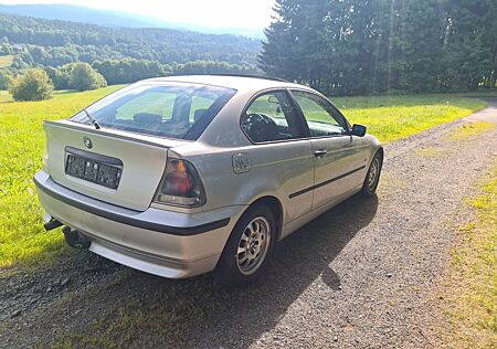 BMW 318ti -