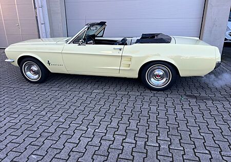 Ford Mustang 67er Cabrio im echten Topzustand, V8