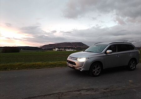 Mitsubishi Outlander 2.2 DI-D 4WD Navi Kamera Leder