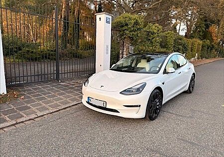 Tesla Model 3 Allradantrieb mit Dualmotor Performa...