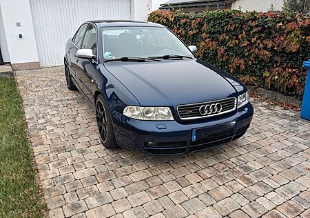 Audi A4 2.8 tiptronic quattro -