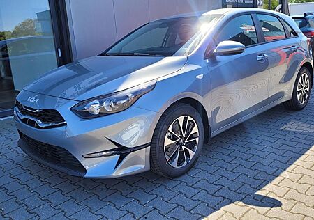 Kia Cee'd Ceed 1.5 Spin*Navi*Shzg*Lhzg*PDC*Cam*16Zoll*