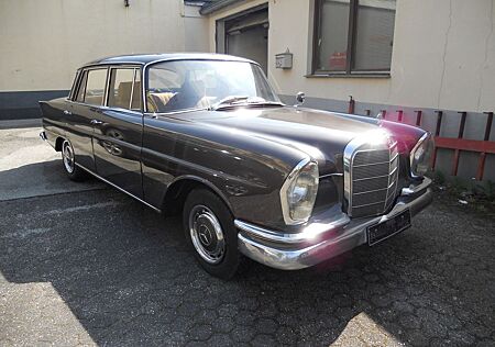 Mercedes-Benz 220 S W 111