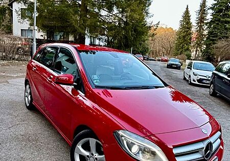 Mercedes-Benz B 200 - 1.6 L Turbo - Rot