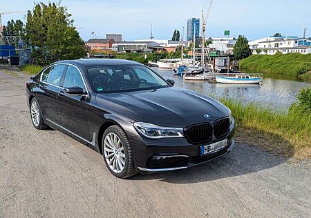 BMW 740d xDrive - Scheckheft*Schiebedach*Leder*etc.
